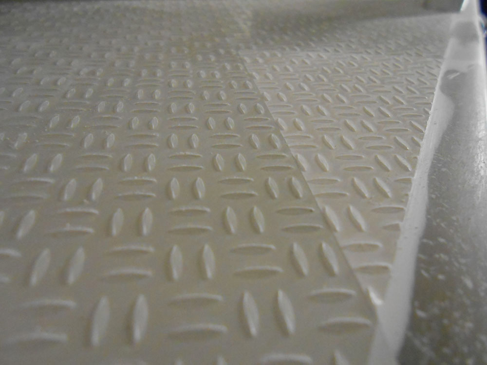 Trou dans plancher polyester voilier 02